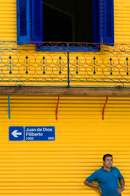 Blue and Yellow. Calle Juan de Dios Filiberto, La Boca, Buenos Aires - Buenos-Aires-Murals-and-Walls-Argentina - Mike Reyfman Photography
