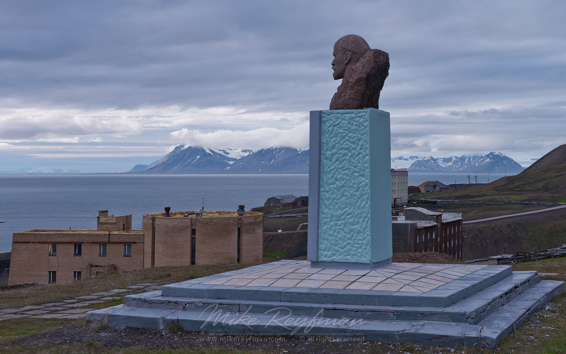 http://www.mikereyfman.com/Photography-Landscape-Nature/Arctic-Landscape-Svalbard-Spitsbergen-Norway/big/MR0183.jpg