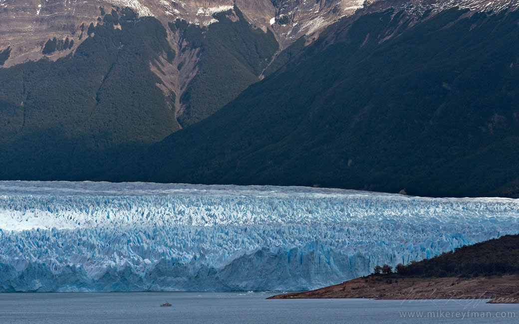 Perito Moreno Glacier and tourist boat on Lago Argentino. Los Glaciares National Park, Patagonia, Argentina.