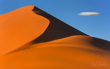 096-SV_10N3475-WC Soaring Orange Sand Dune. Sossusvlei, Namib Naukluft National Park, Namibia.