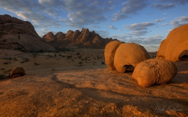 S-NR-QT_010_10R9864R Bold granite outcrops of Spitzkoppe Massif at sunrise. Spitzkoppe, Southern Damaraland, Erongo, Namibia