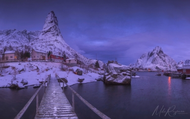 Winter-morning-in-fishing-village-of-Reine.-Moskenes,-Lofoten-archipelago,-Norway.
