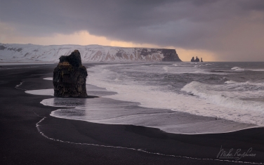 Reynisfjara-shoreline-and-Seastacks-Reynisdrangar-from-Dyrhólaey,-Iceland