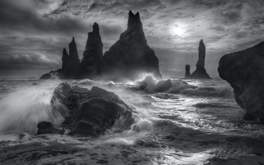 Seastacks-Reynisdrangar,-Iceland