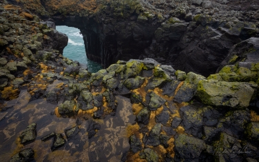 Hole-of-Basalt-formations-at-Arnarstapi,-Snaefellsness-peninsula,-Iceland