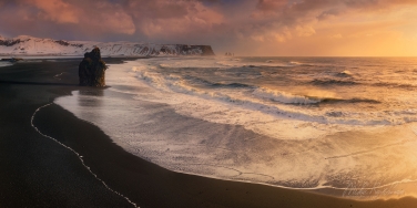 Reynisfjara-shoreline-and-Seastacks-Reynisdrangar-from-Dyrhólaey,-Iceland
