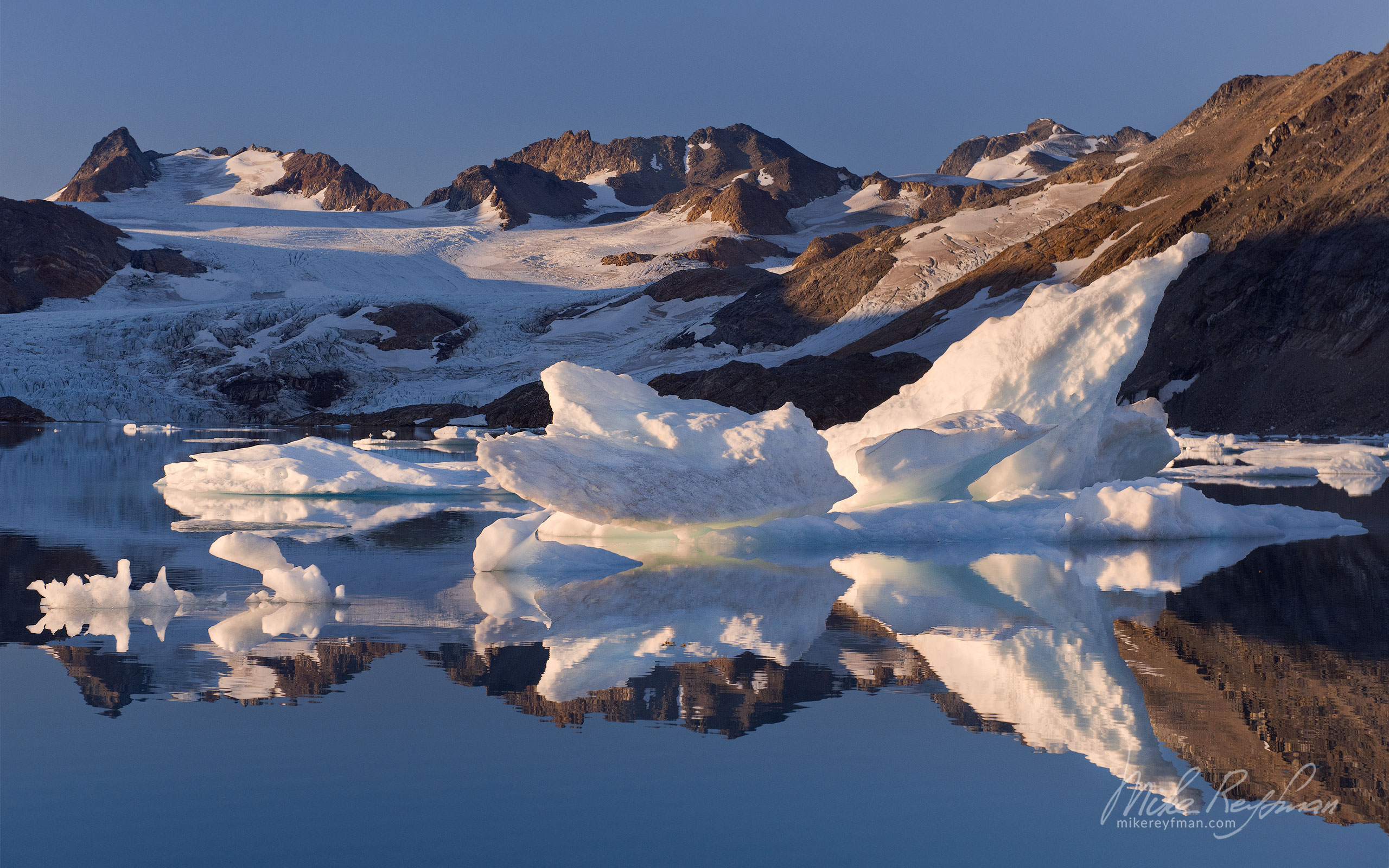 Tidewater Apusiaajik Glacier. Torsuut Tunoq Sound, Southeastern Greenland. 016-GR-KU_P3X4475 - Kulusuk island, Ammassalik Fjord & Torsuut Tunoq Sound. Southeastern Greenland - Mike Reyfman Photography