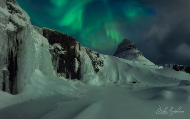 Frozen-Kirkjufellsfoss-(Church-Mountain-Waterfall)-&-Mt.-Kirkjufell-in-Grundarfjörður.-Snaefellsnes-Peninsula,-Iceland