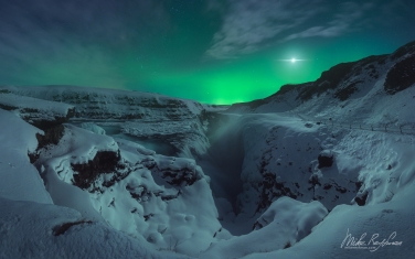 Frozen-Gullfoss-Waterfall-(Golden-Falls)-and-Northern-Lights.-Hvíta-river-Canyon,-southwest-Iceland.