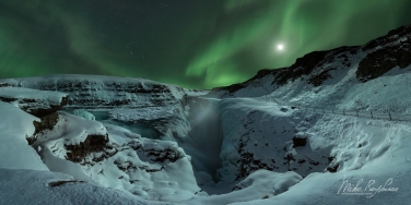 Frozen-Gullfoss-Waterfall-(Golden-Falls)-and-Northern-Lights.-Hvíta-river-Canyon,-southwest-Iceland.