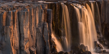 Selfoss-waterfall.-Jökulsá-á-Fjöllum-river,-Jökulsárgljúfur-canyon,-Vatnajökull-National-Park,-Northeast-Iceland.