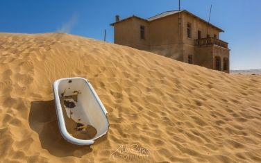 Sands-of-Time.-Kolmanskop-Ghost-town,-Namib-Desert,-Southern-Namibia.