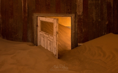 Sands-of-Time.-Kolmanskop-Ghost-town,-Namib-Desert,-Southern-Namibia.