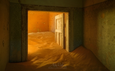 Sands-of-Time.-Kolmanskop-Ghost-town,-Namib-Desert,-Southern-Namibia.