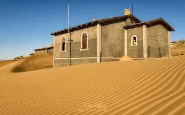 Sands-of-Time.-Kolmanskop-Ghost-town,-Namib-Desert,-Southern-Namibia.