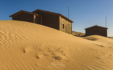 Sands-of-Time.-Kolmanskop-Ghost-town,-Namib-Desert,-Southern-Namibia.
