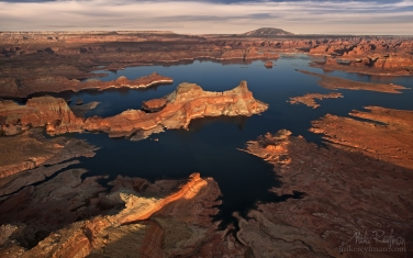 Romana-Mesa,-Alstrom-Point.-Gunsight-Butte-in-Padre-Bay-and-Navajo-Mountain.-Lake-Powell,-Glen-Canyon-NRA,-Uta/Arizona,-USA.-Aerial.