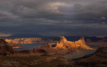 Romana-Mesa,-Alstrom-Point.-Gunsight-Butte-in-Padre-Bay.-Lake-Powell,-Glen-Canyon-NRA,-Uta/Arizona,-USA.