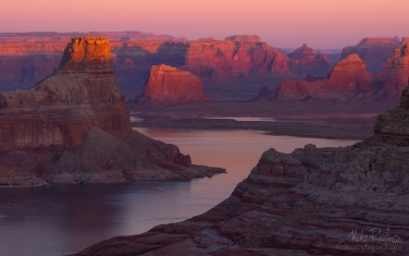 Romana-Mesa,-Alstrom-Point.-Gunsight-Butte-in-Padre-Bay.-Lake-Powell,-Glen-Canyon-NRA,-Uta/Arizona,-USA.