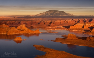 Lake-Powell-and-Navajo-Mountain.-Glen-Canyon-NRA,-Utah/Arizona,-USA.-Aerial.