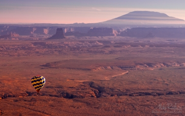 Balloon-over-desert-with-Navajo-Mountain-in-the-background.-Glen-Canyon-NRA.-Uta/Arizona,-USA.