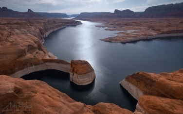 Lake-Powell-Near-Forbidding-Canyon-Inlet.-Glen-Canyon-NRA,-Lake-Powell,-Utah/Arizona,-USA.-Aerial.
