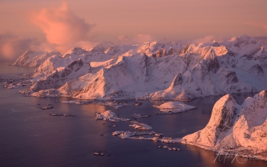 LF-MRD1E1458 Lofoten Photo Tour Lofoten Photo Tour. Picture-perfect fishing villages, deep fjords, rugged mountains, scenic beaches | Photo Tour with Mike Reyfman