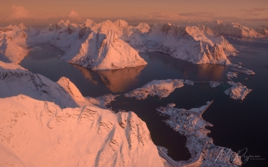 LF-MRD1E1480 Lofoten Photo Tour Lofoten Photo Tour. Picture-perfect fishing villages, deep fjords, rugged mountains, scenic beaches | Photo Tour with Mike Reyfman