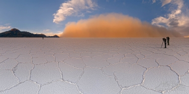 The-Salt-Storm.-Salar-de-Uyuni-near-Tunupa-Volcano.-Altiplano,-Bolivia.A-low-lying-cloud-of-airborne-salt-was-painted-in-orange-by-low-sun.