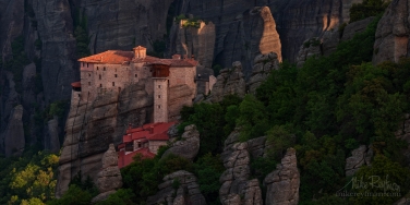 Roussanou-Nunnery-at-sunrise.-Meteora,-Thessaly,-Greece