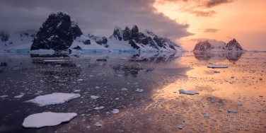 Tranquil-evening-in-Lemaire-Channel-(the-strait-off-Antarctica-between-Kiev-Peninsula-and-Booth-Island),-Antarctic