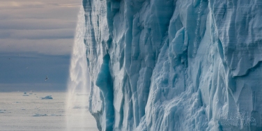 Meltwater-waterfall-flowing-off-the-Austfonna-Ice-Cap.-Svalbard-(Spitsbergen)-Archipelago,-Norway.