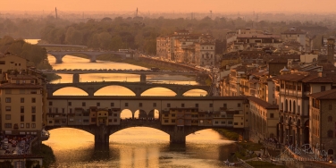 Ponte-Vecchio-bridge-and-Arno-river-in-the-evening.-Florence,-Italy.