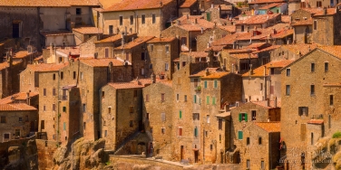 Medieval-village-of-Pitigliano-(known-as-La-Piccola-Gerusalemme-or-Little-Jerusalem).-Tuscany,-Italy.Built-on-tufa-plateau-and-with-tufa-stone,-Pitigliano-one-of-most-interesting-historic-towns-of-Central-Italy.