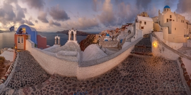 Town-of-Oia-and-Aegean-Sea-at-sunrice.-Hotel-Aspaki.-Santorini,-Greece.