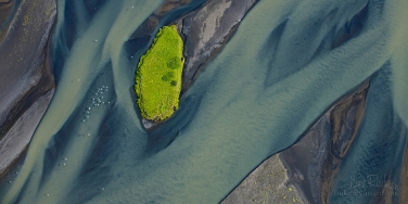 Kittywakes-Over-Ranga-River.-Iceland.