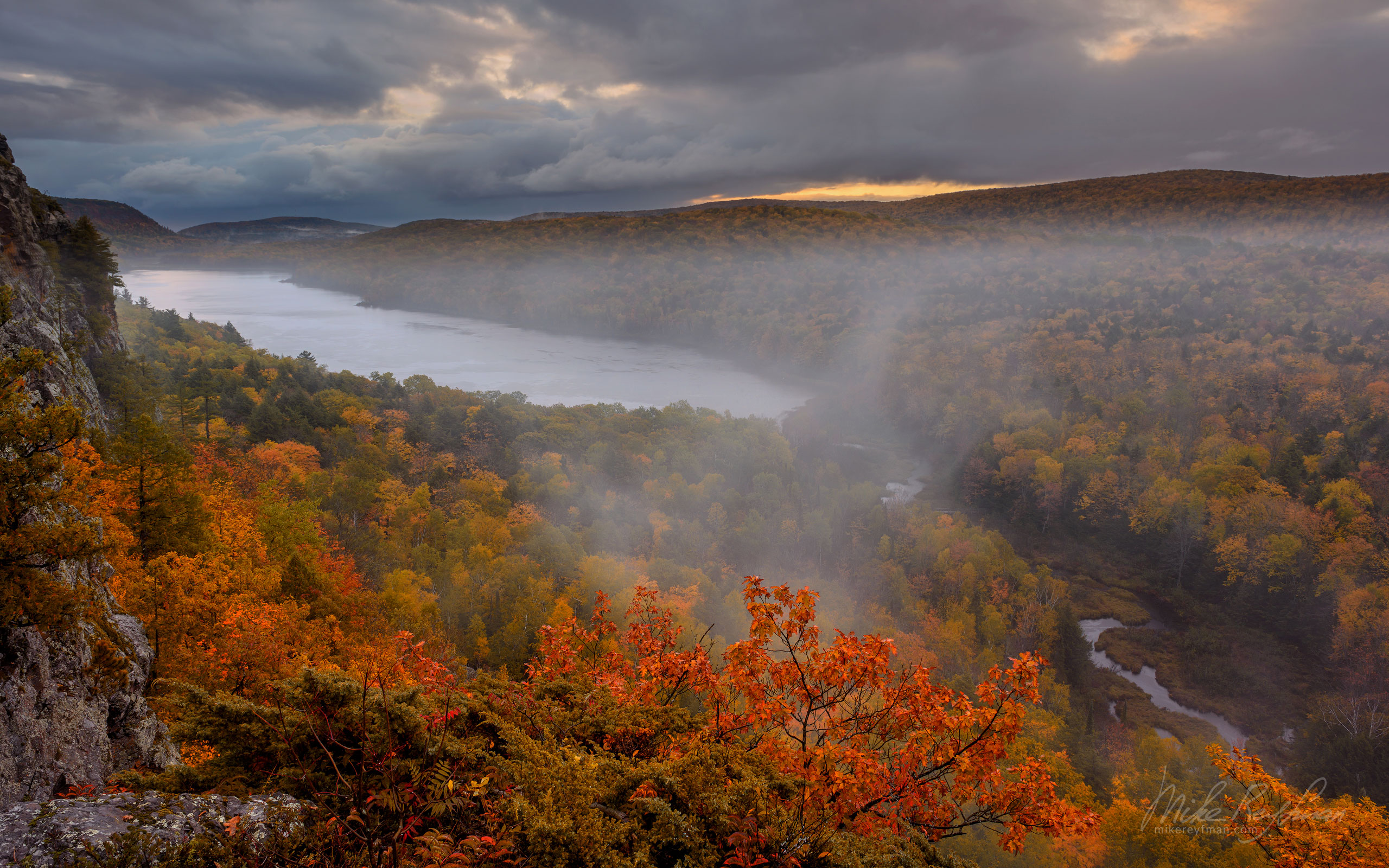 Lake of the Clouds & Little Carp River. Porcupine Mountains Wilderness State Park, Upper Peninsula, Michigan, USA UP-MI_087_ZRA7035.jpg - Michigan's Upper Peninsula - the best destination in US for fall colors. - Mike Reyfman Photography