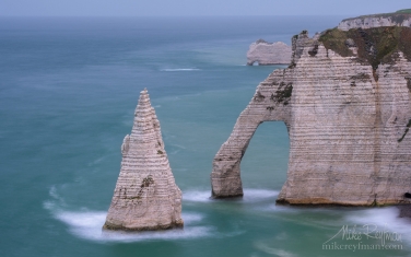 Arch-Porte-d'Aval-and-L'Aiguille---the-Needle-with-the-Porte-d’Amont-arch-in-the-distance.-Cote-d'Albatre-–-The-Alabaster-Coast.-Ertretat,-Normandy,-France